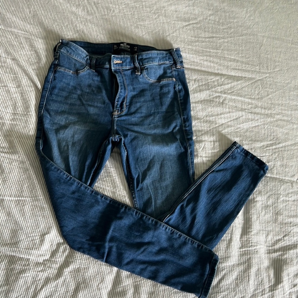 Hollister high rise jean leggings medium wash. Size 11S. Like new barely worn.